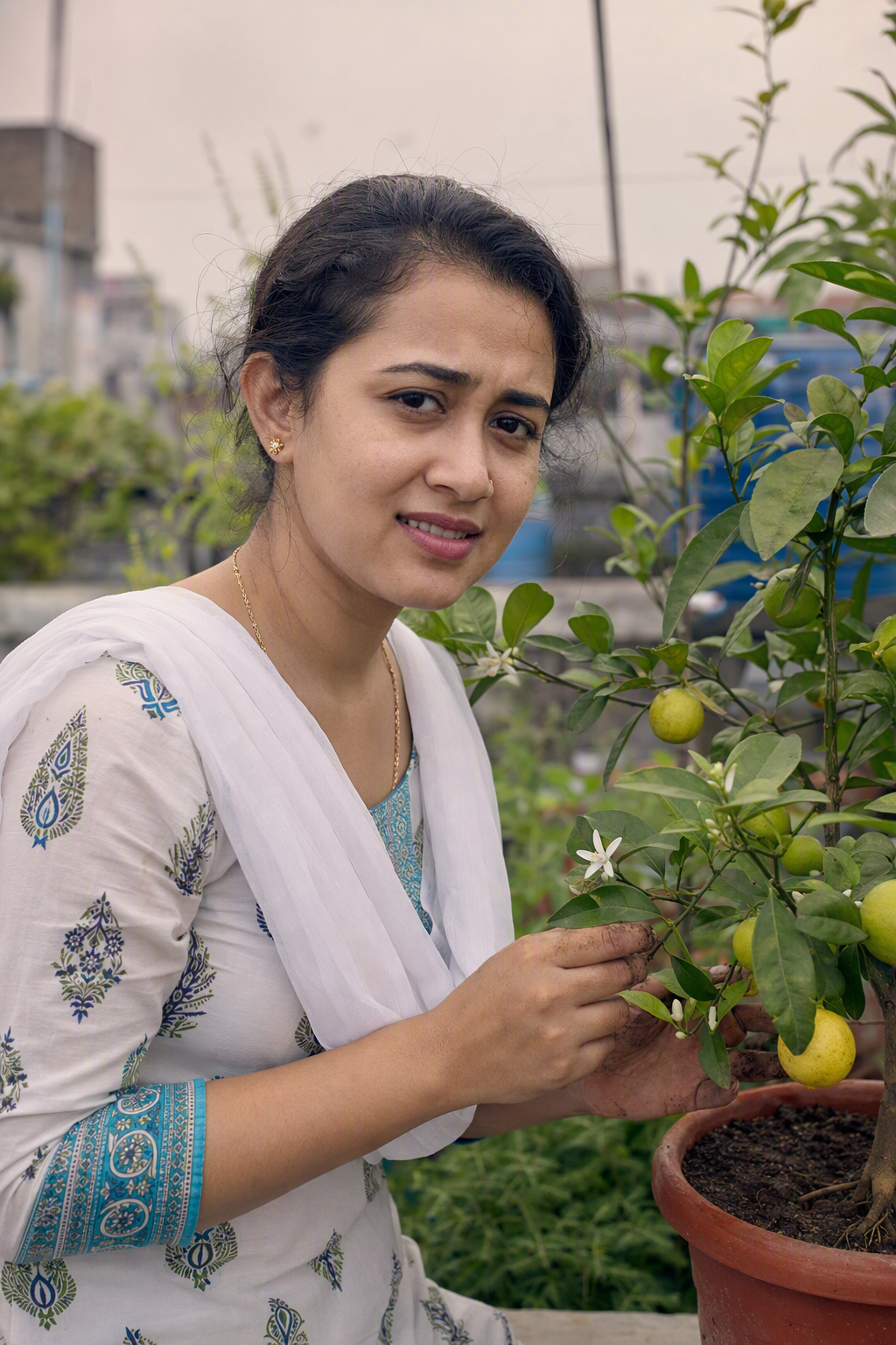 নিজের ছাদবাগানে হাসিমুখে দাঁড়িয়ে থাকা তাসনিম জাহান