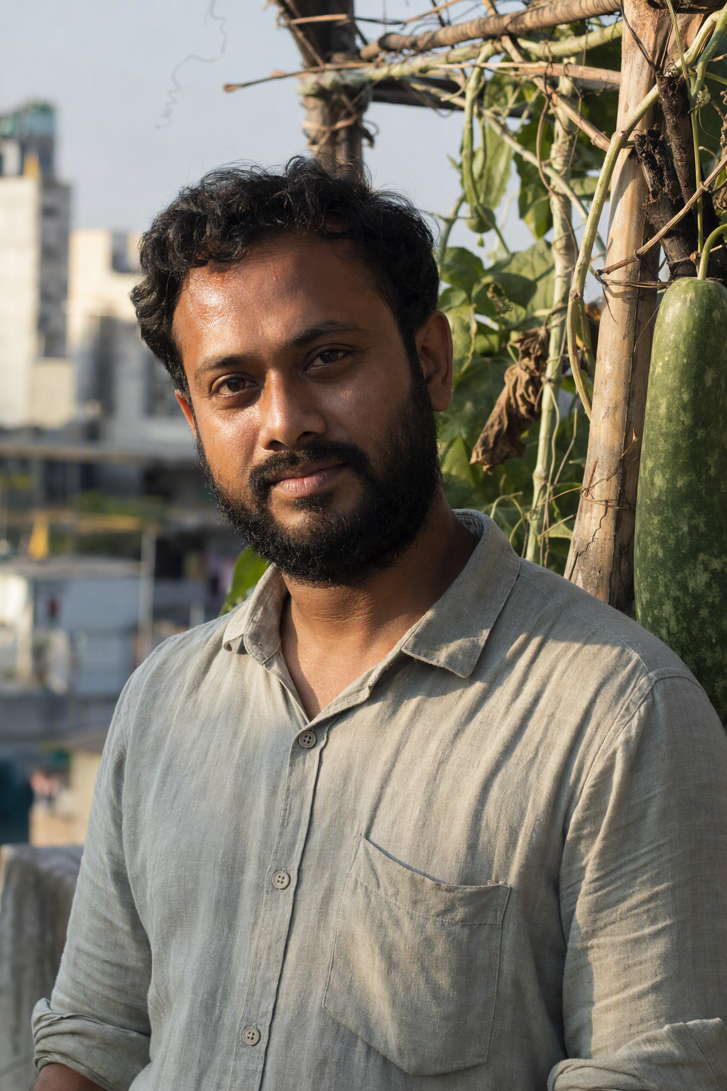 টবের মাটি হাতে পরীক্ষা করছেন আরিফুল ইসলাম